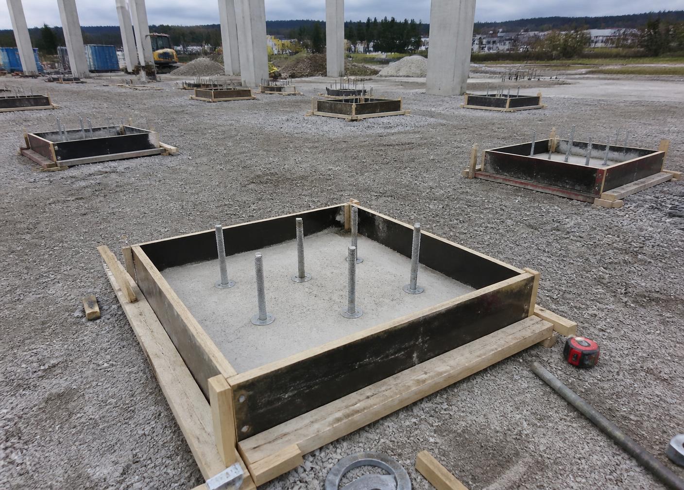 Forskalingskassar og punktfundament med boltegrupper på ein byggeplass